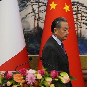 Stéphane Séjourné, ministre français des Affaires étrangères, et son homologue chinois, Wang Yi, à Pékin, lundi 1er avril.