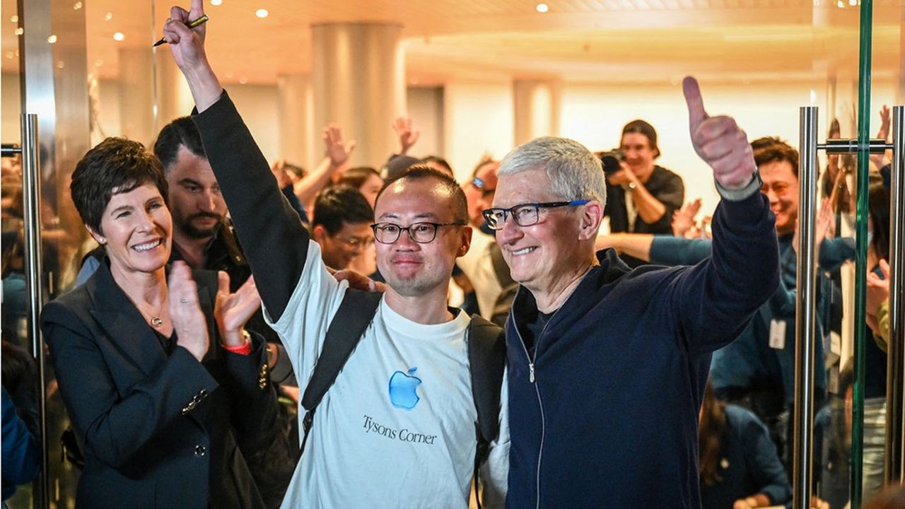 Tim Cook, le patron d'Apple, inaugure un Apple Store à Shanghai le 21 mars. La marque à la pomme vient d'annoncer de nouveaux investissements en Chine.