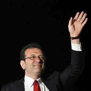 Le maire d'Istanbul, Ekrem Imamoglu, après sa réélection dimanche soir.