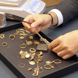 Le rachat se fait au poids de l'or. Le prix diffère selon le nombre de carats. Il varie aussi en fonction du cours du métal précieux établi tous les jours à Londres au « fixing » de 14h (heures de Paris).