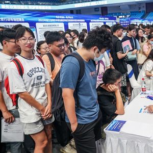 De jeunes diplômés participent à un Salon de l'emploi à Wuhan, le 10 août 2023.