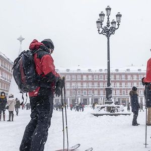 En janvier 2021, la tempête Filomena avait paralysé une bonne partie de l'Espagne, entre neige et verglas, transformant Madrid en piste de ski. Elle a laissé derrière elle une facture de 160 millions d'euros pour les assureurs.