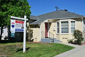 Aux Etats-Unis, les acheteurs et les vendeurs sont chacun représentés par un agent immobilier différent, ce qui doit garantir l'absence de conflit d'intérêts.