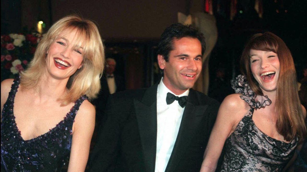 Karen Mulder, son ami Jean-Yves Le Fur et Carla Bruni, arrivent, le 15 mars 1997, au Sporting Club de Monaco, pour participer au traditionnel Bal de la rose, donné au profit de la Fondation Princesse-Grace.