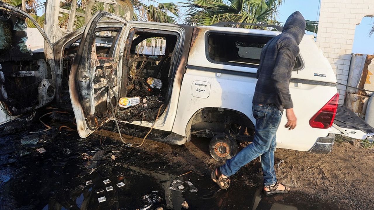 Un Palestinien inspecte une voiture de l'ONG World Central Kitchen (WCK) dont sept membres ont été tués par une frappe israélienne « non intentionnelle » lundi 1er avril.
