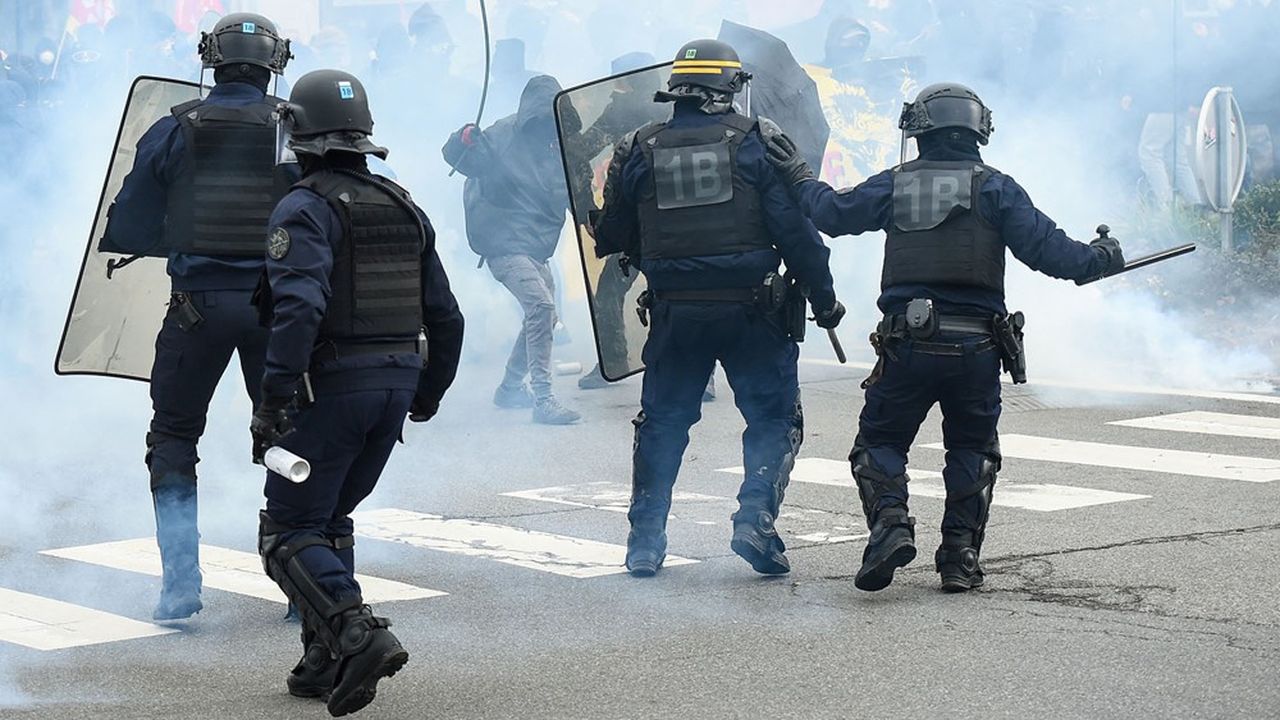 Les effectifs de CRS et de gendarmes mobiles sont restés stables depuis dix ans (Photo : le 25 février 2023, à Saint-Brevin-les-Pins).
