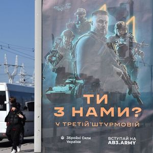 Un poster pour recruter dans l'armée ukrainienne, dans le centre de Zaporijjia.