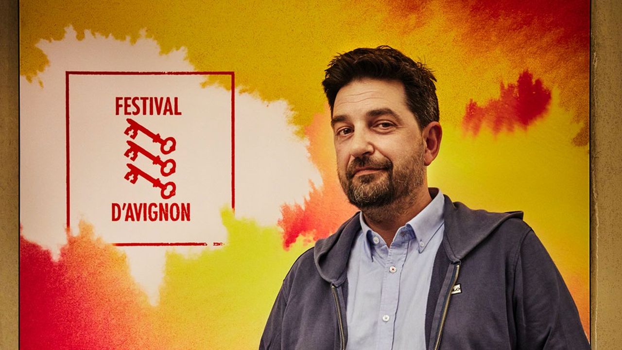 Tiago Rodrigues, directeur du Festival d'Avignon devant l'affiche de la 78e édition.