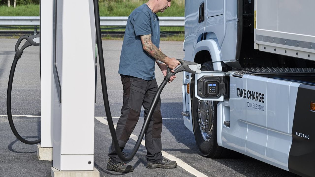 Scania France adapte son réseau national d'ateliers à l'accueil des camions électriques.