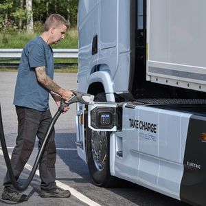 Scania France adapte son réseau national d'ateliers à l'accueil des camions électriques.