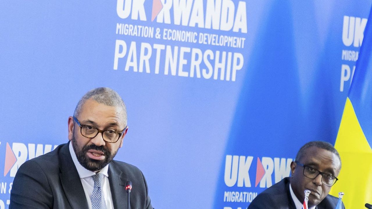 Le ministre britannique de l'Intérieur, James Cleverly, et le ministre rwandais des Affaires étrangères, Vincent Biruta, signent un nouvel accord sur un régime d'asile remanié à Kigali, le 5 décembre 2023