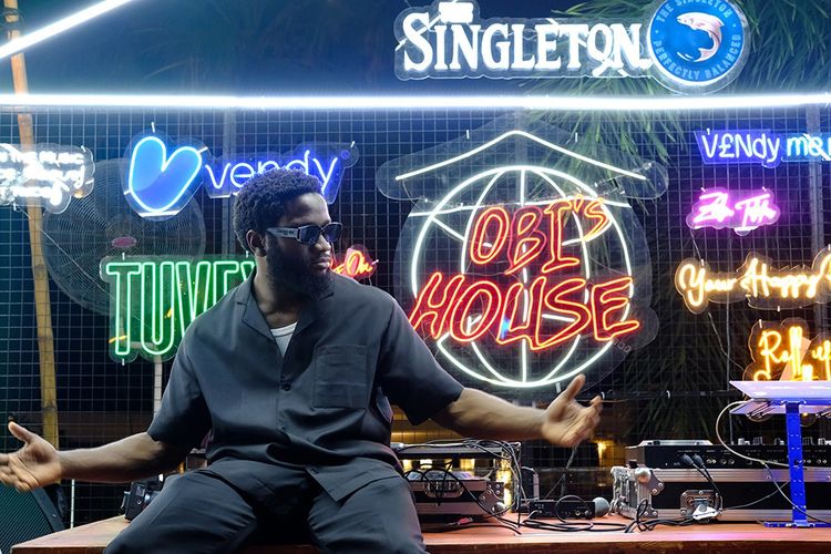 DJ Obi, lors d'une de ses soirées du lundi au Hard Rock Café de Lagos, en mars 2024.