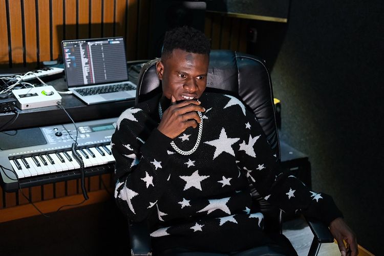 Le producteur et compositeur Niphkeys, dans son studio d'enregistrement, à Lagos, en mars 2024. 
