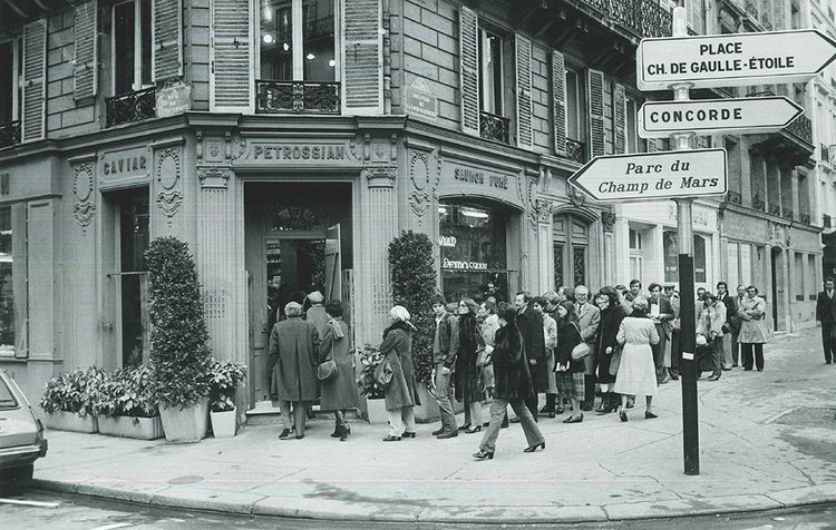 File d'attente devant la boutique Petrossian, boulevard Latour-Maubourg, à paris, dans les années 1970.