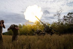 Les artilleurs, ici en action dans le Donbass avec un canon 2s7 Pion, ne peuvent parfois plus tirer qu'un seul obus par jour.