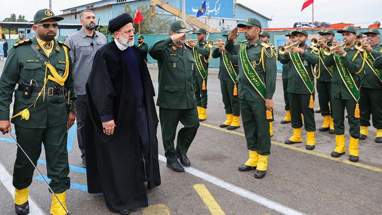 Le président iranien, Ebrahim Raïssi, passant ici en revue des Gardiens de la révolution, a présidé un conseil de sécurité consacré à la riposte à apporter au raid israélien sur le consulat iranien à Damas, lundi.