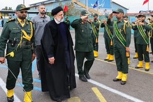 Le président iranien, Ebrahim Raïssi, passant ici en revue des Gardiens de la révolution, a présidé un conseil de sécurité consacré à la riposte à apporter au raid israélien sur le consulat iranien à Damas, lundi.