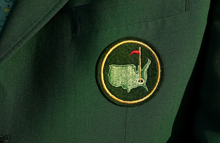 Le logo du tournoi, une carte des Etats-Unis plantée d'un drapeau de golf à l'endroit d'Augusta, s'affiche sur les vestes des membres.
