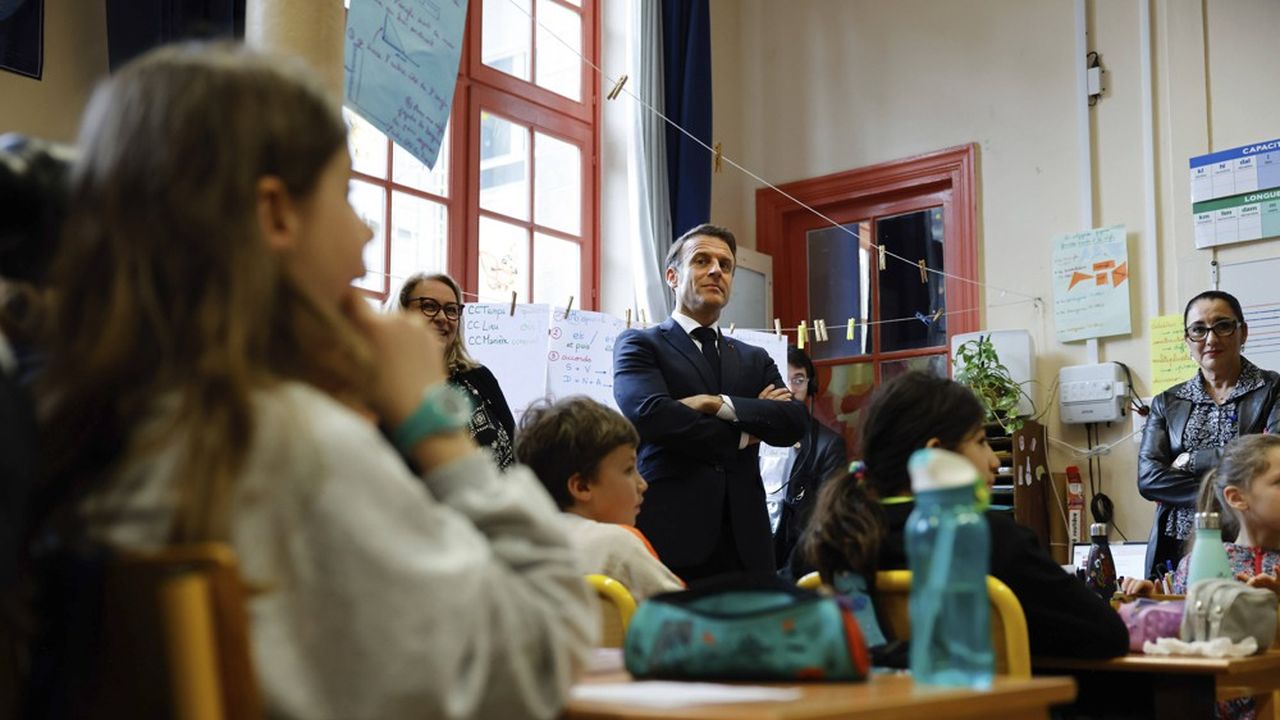 Emmanuel Macron, ce vendredi matin, dans une école de Paris.