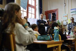 Emmanuel Macron, ce vendredi matin, dans une école de Paris.