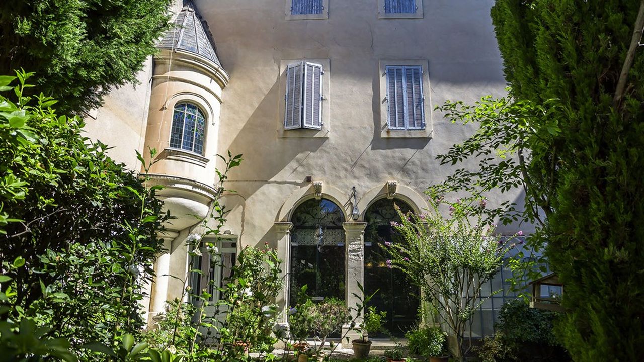 Cette demeure repose sur un terrain arboré de 900 m², un véritable havre de paix au coeur de l'animation de l'Isle-sur-la-Sorgue.