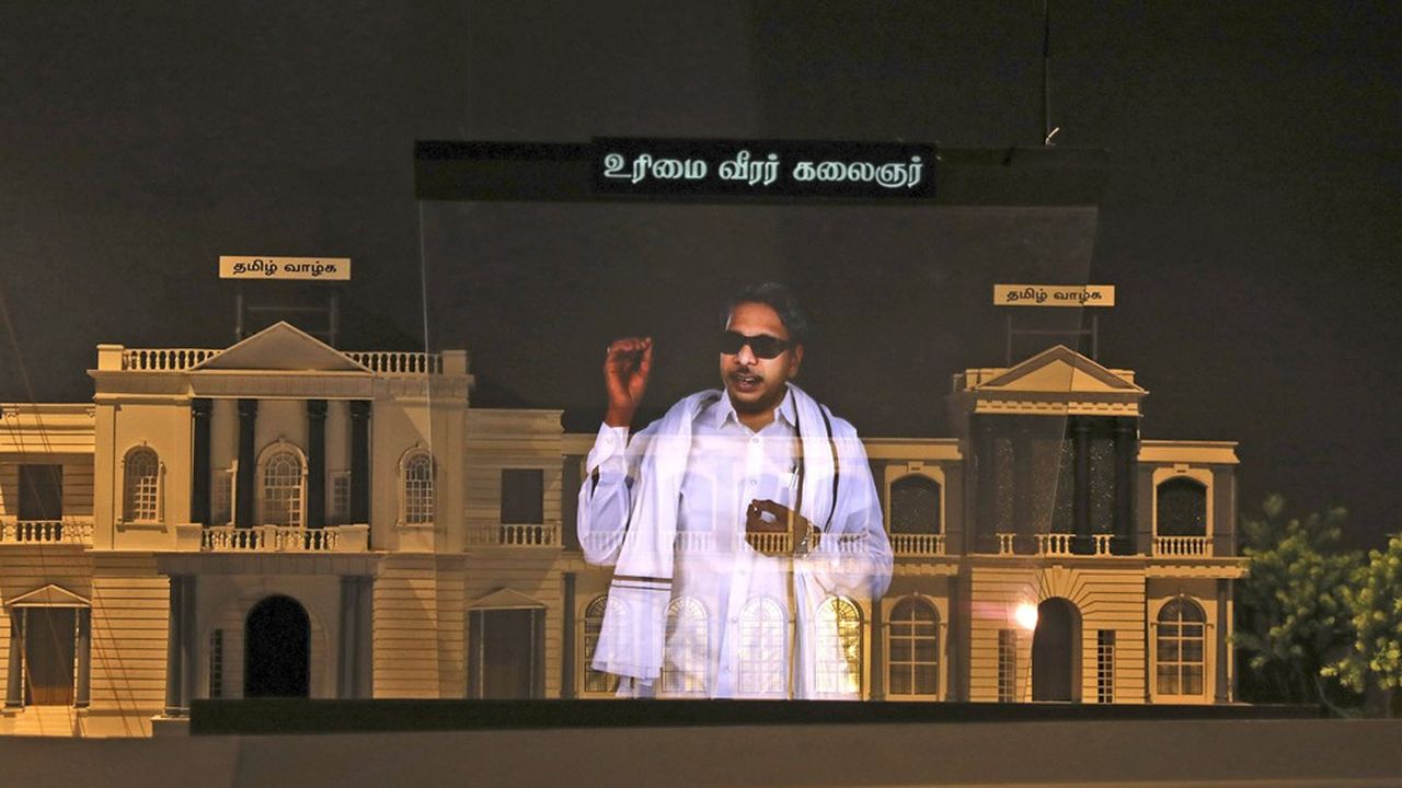 Le 6 mars 2024, une image de Muthuvel Karunanidhi, l'ex-ministre en chef de l'Etat du Tamil Nadu mort en 2018, a été projetée sur un bâtiment à Chennai, dans le sud du pays. L'image a été créée à l'aide de l'intelligence artificielle.