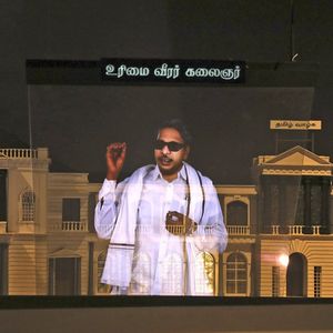 Le 6 mars 2024, une image de Muthuvel Karunanidhi, l'ex-ministre en chef de l'Etat du Tamil Nadu mort en 2018, a été projetée sur un bâtiment à Chennai, dans le sud du pays. L'image a été créée à l'aide de l'intelligence artificielle.