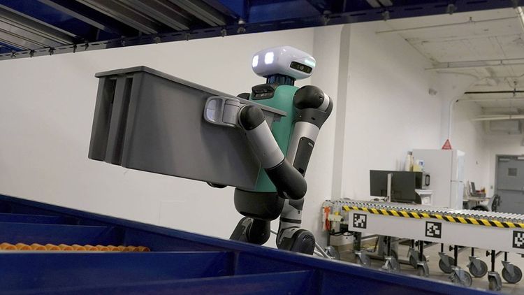 Digit, le robot d'entrepôt d'Agility Robotics, assure la manutention dans les bureaux de la société à Pittsburgh.