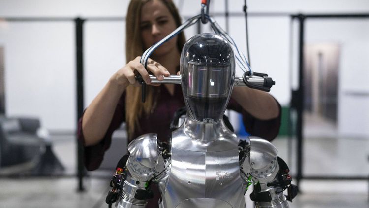 Jenna Rehe, ingénieure en IA, travaille sur le robot humanoïde Figure 01 dans les installations d'essai de Figure AI à Sunnyvale, en Californie.