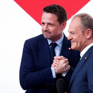 Le Premier ministre polonais et chef de la Coalition civique, Donald Tusk (à droite), et le maire de Varsovie, Rafal Trzaskowski (à gauche), le 7 avril 2024 à Varsovie.