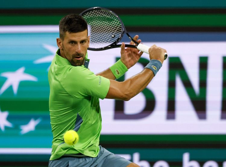 Le serbe Novak Djokovic arme son revers contre l'italien Luca Nardi, lors du BNP Paribas Open à Indian Wells, en Californie. 