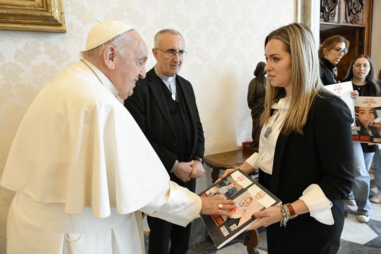 Des membres de cinq familles israéliennes ont montré au pape des photos d'otages, notamment Ariel et Kfir Bibas, âgés de quatre ans et un an.