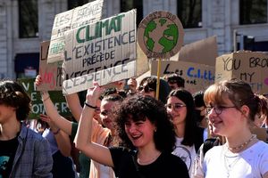 Lyon, place Bellecour. Manifestation pour le climat à l'appel de l'association Youth For Climate, le 26 mars 2022.