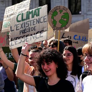Lyon, place Bellecour. Manifestation pour le climat à l'appel de l'association Youth For Climate, le 26 mars 2022.