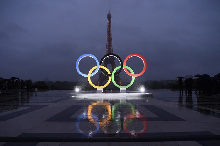 Les cinq anneaux olympiques trôneront sur la tour Eiffel dès ce printemps en vue des Jeux olympiques (26 juillet - 11 août), ont indiqué à l'AFP la société d'exploitation du monument (Sete) et le comité d'organisation de Paris-2024, confirmant une information du « Parisien ».