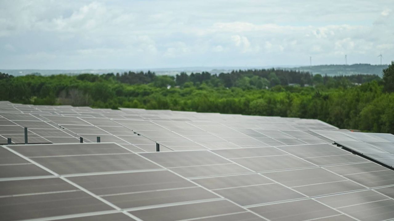 La production d'énergie photovoltaïque sur ses sites est un levier supplémentaire pour Suez alors que le groupe de services à l'environnement entend porter à 100 % d'ici à 2030 la part des énergies renouvelables dans sa consommation électrique en Europe (ici, la centrale photovoltaïque de son site de Gueltas dans le Morbihan).