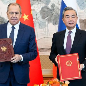 Le ministre russe des Affaires étrangères, Sergueï Lavrov et son homologue chinois, Wang Yi, ont signé un accord général de partenariat stratégique.