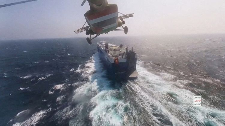 Un hélicoptère des rebelles Houthis survole un cargo en mer Rouge.