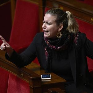 La présidente du groupe LFI à l'Assemblée nationale, Mathilde Panot, menace le gouvernement d'une motion de censure en l'absence de budget rectificatif.
