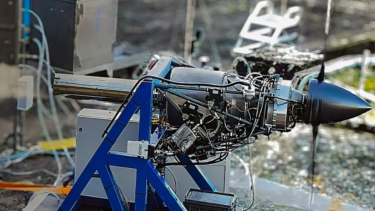 Le petit moteur d'avion de la start-up française Turbotech sert de banc d'essai pour tester la combustion directe d'hydrogène dans une turbine.