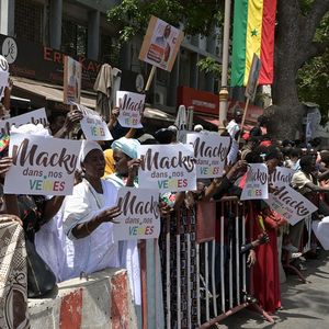 Des partisans de l'ancien président sénégalais Macky Sall applaudissent devant le palais de la République à Dakar, le 2 avril 2024, après l'investiture du nouveau chef de l'Etat, Bassirou Diomaye Faye.
