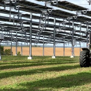 A Verdonnet, l'installation de panneaux solaires à 5 mètres de haut laisse passer les engins agricoles dessous.