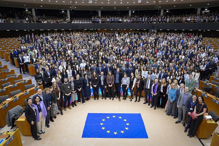 Le 1er mars 2024, les stagiaires étaient invités à une conférence de bienvenue dans l'hémicycle du Parlement européen à Bruxelles.