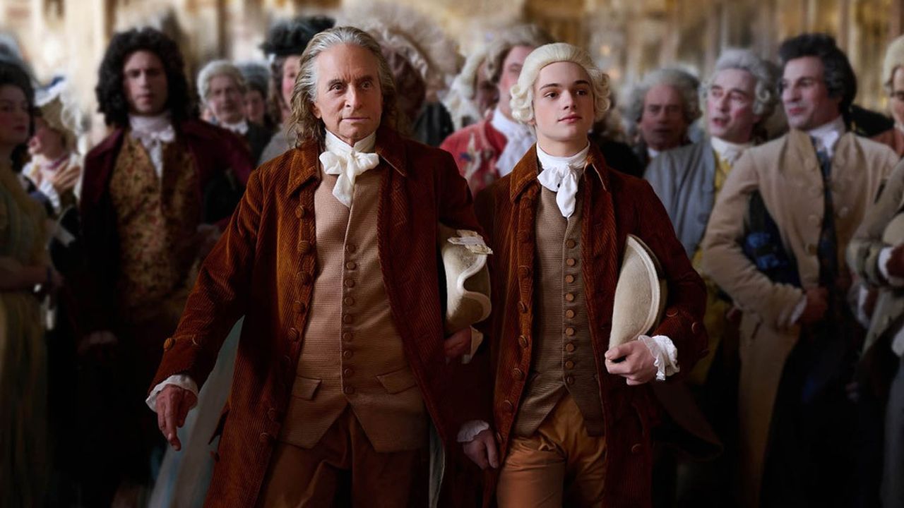 Benjamin Franklin (Michael Douglas) venu demander à Louis XVI le soutien de la France contre les Anglais.