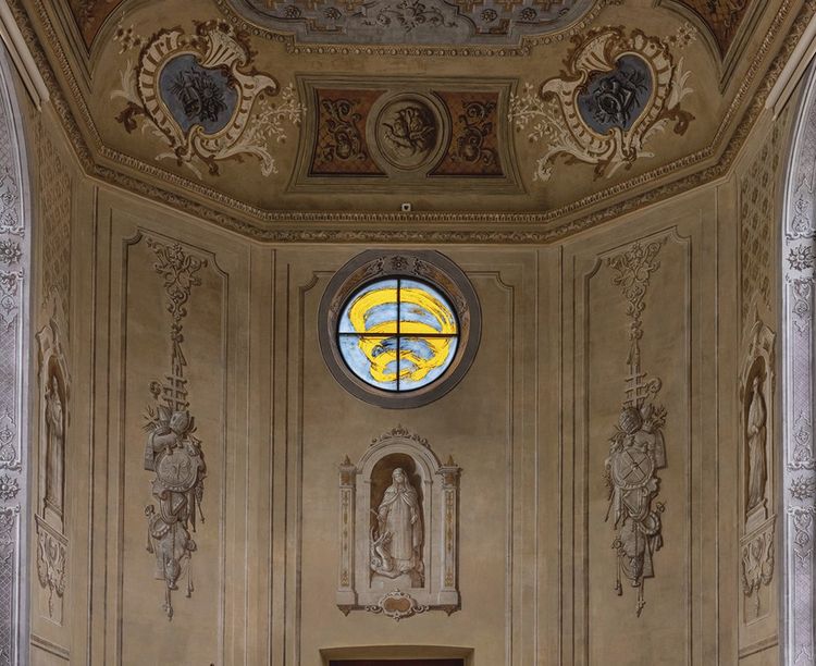 L'oculus de la chapelle de l'Hôtel-Dieu-Le-Comte, qui abrite la Cité du vitrail, est habillé par une oeuvre de Fabienne Verdier.