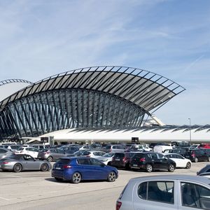 D'ici à la fin de l'année, les parkings de l'aéroport de Lyon Saint-Exupéry seront équipés de solutions de recharge pour les utilisateurs de véhicules électriques.