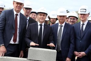 Thierry Francou, PDG d'Eurenco et le président d Emmanuel Macron posent la première pierre de l'usine de la société de poudres et d'explosifs Eurenco à Bergerac