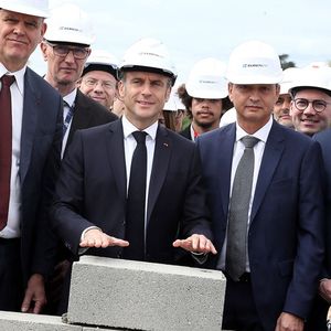 Thierry Francou, PDG d'Eurenco et le président d Emmanuel Macron posent la première pierre de l'usine de la société de poudres et d'explosifs Eurenco à Bergerac