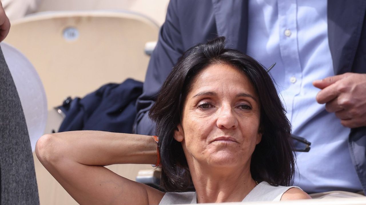 Florence Foresti and her new boyfriend attending the match between Novak Djokovic and Diego Schwartzman during day 8 of the French Open 2022 at Roland Garros on May 29, 2022 in Paris, France.//03VULAURENT_29_05RG2022_LVU_00026/2205291812/Credit:Laurent VU/SIPA/2205291823