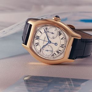 La montre Privé Tortue Chronographe Monopoussoir de Cartier est éditée à 200 exemplaires.